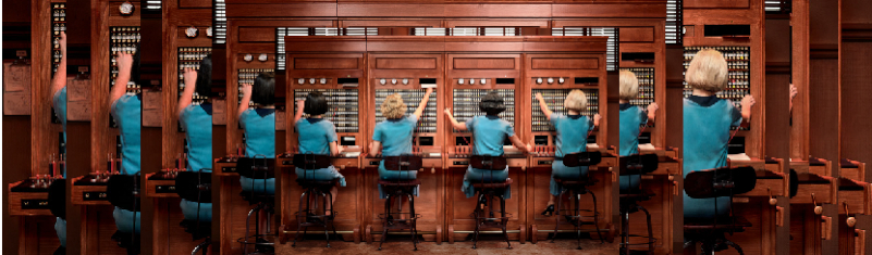 La imatge d'un grup de telefonistes dels anys 1920 es projecta de manera infinita