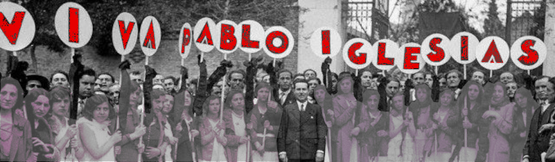 Manifestants femenines alcen pancartes amb lletres fins a compondre "Viva Pablo Iglesias", tutelades per càrrecs masculins